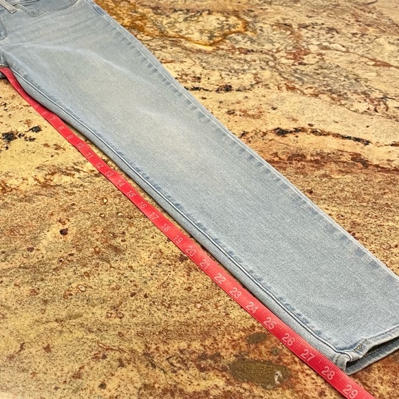 LIKE NEW Levi’s 711 Skinny Jeans Light Wash - Picture 15 of 16